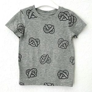 TODDLER PRETZEL GRAPHIC TEE 2T